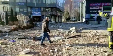 Киев, Украина, станбена зграда погодена од руската артилерија, утрината на 26 февруари 2022 (фото извор: Би-Би-Си видео)