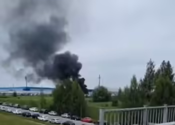 Чад се издига во Јелабуга во рускиот регион Татарстан по нападот на украински дронови, 15 јуни 2025 година. Фото: Мeduza/Telegram
