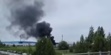Чад се издига во Јелабуга во рускиот регион Татарстан по нападот на украински дронови, 15 јуни 2025 година. Фото: Мeduza/Telegram