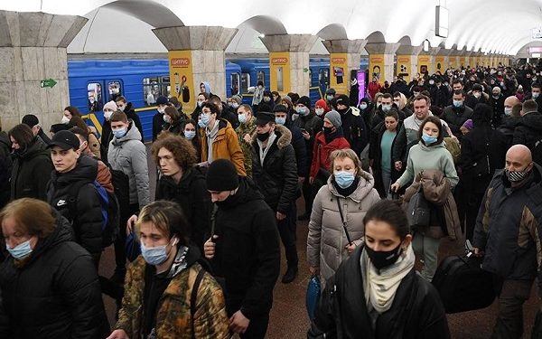 Фото: Ukraine residents seeking shelter in underground metro stations/AFP