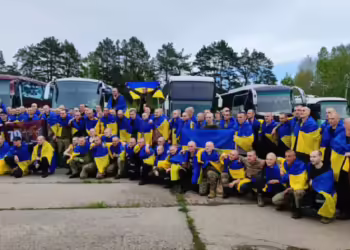 Украински воени заробеници пристигнуваат во Украина откако беа ослободени од заробеништво во размена на затвореници со Русија на 6 мај 2025 година. Фото: Володимир Зеленски / Телеграм
