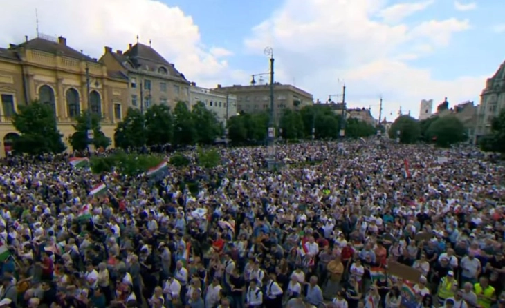 Духот на револуцијата: Во Унгарија масовни протести против Орбан