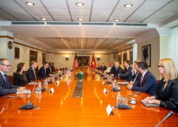 Фото/ Македонскиот премиер Димитар Ковачевски со високиот американски дипломат Дерек Шолет