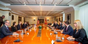 Фото/ Македонскиот премиер Димитар Ковачевски со високиот американски дипломат Дерек Шолет
