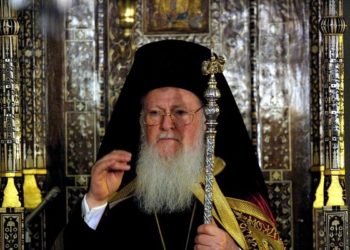 IST04 - 20020505 - ISTANBUL, TURKEY: Ecumenical Patriarch of the Greek Orthodox Church, Bartholomeos I, blesses believers during the Orthodox Easter ceremony in St. George Church in Istanbul on Sunday 05 May 2002.  EPA PHOTO  EPA  KERIM OKTEN