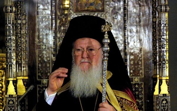 IST04 - 20020505 - ISTANBUL, TURKEY: Ecumenical Patriarch of the Greek Orthodox Church, Bartholomeos I, blesses believers during the Orthodox Easter ceremony in St. George Church in Istanbul on Sunday 05 May 2002.  EPA PHOTO  EPA  KERIM OKTEN