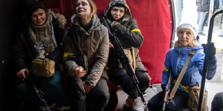 Јулија, наставничка и украинска доброволка, чека на распоредување на борбените линии во Киев, 27 февруари 2022: „Само сакам да живеам во нашата земја“. (скриншот од видео на Линзи Адарио за Њујорк Тајмс)