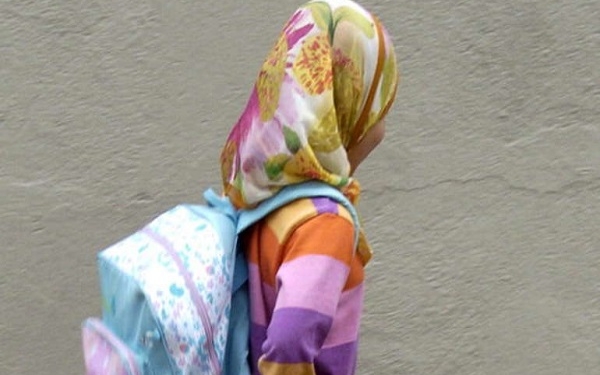 epa01137684 A young Muslim girl wearing a headscarf leaves school in Gerona, northeast Spain, 03 October 2007. An eight-year-old girl who stayed off school when told to remove her headscarf returned to classes on 02 October after the regional government of Catalonia told the school to let the girl wear the headscarf on grounds it would be discrimination not to do so.  EPA/ROBIN TOWNSEND