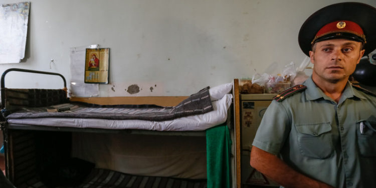 epaselect epa05432077 A jailer is seen in a prison cell in the Lukyanivska detention center in Kiev, Ukraine, 19 July 2016. The Ukrainian Ministry of Justice organised a press tour for the media to the Lukyanivska detention center.  EPA/ROMAN PILIPEY