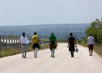 epaselect epa06744391 Migrants that identified themselves as Palestinians, walk near Orestiada city, some eight hundred meters from the Turkish border, after crossing illegally Evros River to enter in Greece, 11 May 2018 (issued 17 May 2018). Refugees remain detained in the camp until their identification is completed, approximately 20 days, and then they are going to be transferred to hot spots all over Greece.  As opposed to April when migrant inflows were too high (3,627), May shows a decrease of migrants (808) arriving in Greek mainland crossing the river Evros.  EPA-EFE/ORESTIS PANAGIOTOU
