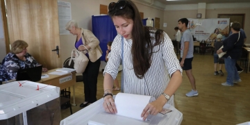 epa07827482 A woman votes at the polling station during the Moscow City Duma elections in Moscow, Russia, 08 September 2019. The Moscow municipal elections have been dogged by controversy after several opposition candidates were barred from standing in the city elections.  EPA-EFE/YURI KOCHETKOV