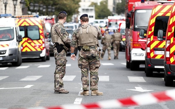 epa07891618 Military forces establish a security perimeter near Paris police headquarters after a man has been killed after attacking officers with a knife in Paris, France, 03 October 2019. According to reports, a man was killed after attacking officers with a knife. Two officers were injured in the incident.  EPA-EFE/IAN LANGSDON