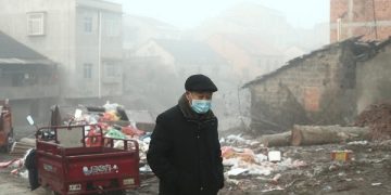 epa08177377 An old man wearing a medical mask walks in the village at sunrise in Jianli county, Hubei province, China, 28 January 2020 (issued 30 January 2020). China announced on 27 January that the Spring Festival holiday would be extended to 02 February 2020 after the coronavirus outbreak spread across the country. The virus, which originated in the Chinese city of Wuhan, has so far killed more than 160 people and infected around 6,000, mostly in China.  EPA-EFE/LIU TAO CHINA OUT
