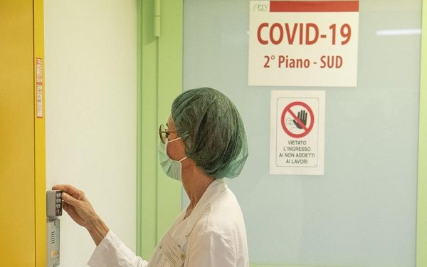 epa08327325 A doctor of the Tor Vergata hospital during the guided visit to the new Covid-19 ward in Rome, Italy, 27 March 2020.  EPA-EFE/MAURIZIO BRAMBATTI