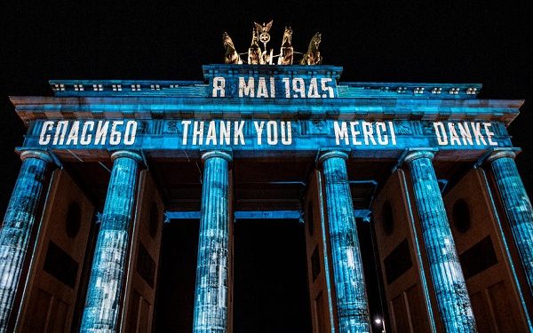 epaselect epa08411086 Brandenburg Gate illuminated with the word 'Thank You' in various languages to mark the 75th anniversary of the end of World War Two in Berlin, Germany 08 May 2020. Countries in Europe are commemorating the Victory in Europe Day, known as VE Day that celebrates Nazi Germany's unconditional surrender during World World II on 08 May 1945.  EPA-EFE/FILIP SINGER