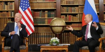 epa09276248 U.S. President Joe Biden, left, and Russia's President Vladimir Putin, right, meet for the U.S.-Russia summit at Villa La Grange in Geneva, Switzerland, 16 June 2021. US President Biden and Russian President Putin meet in Geneva on 16 June for face-to-face talks.  EPA-EFE/DENIS BALIBOUSE / POOL