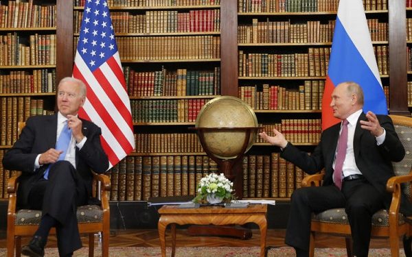 epa09276248 U.S. President Joe Biden, left, and Russia's President Vladimir Putin, right, meet for the U.S.-Russia summit at Villa La Grange in Geneva, Switzerland, 16 June 2021. US President Biden and Russian President Putin meet in Geneva on 16 June for face-to-face talks.  EPA-EFE/DENIS BALIBOUSE / POOL