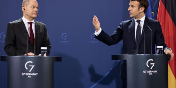 epa09739140 German Chancellor Olaf Scholz (L) and French President Emmanuel Macron (R) attend a news conference ahead of a Weimar Triangle meeting to discuss the ongoing Ukraine crisis, in Berlin, Germany, 08 February 2022.  EPA-EFE/HANNIBAL HANSCHKE