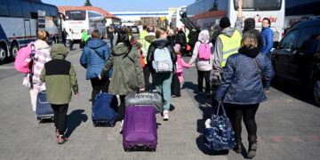 epa09831496 Refugees from Ukraine at the bus station in Przemysl, southeastern Poland, 17 March 2022. Since February 24, when Russia invaded Ukraine, 1.95 million people have crossed the Polish-Ukrainian border into Poland, the Border Guard has reported on 17 March morning.  EPA-EFE/Darek Delmanowicz POLAND OUT