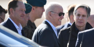 epa09848901 US president Joe Biden (C) and US Secretary of State Antony Blinken (R) after arriving at the airport in Jasionka, near Rzeszow, southern Poland, 25 March 2022. US president Joe Biden arrived in Poland for a two-day visit during which he is scheduled to hold talks with his Polish President Andrzej Duda, and make an address at the Royal Castle in Warsaw. Biden is coming to Poland straight from Brussels, where he attended an extraordinary Nato summit, a European Council meeting and a G7 summit on 24 March.  EPA-EFE/DAREK DELMANOWICZ POLAND OUT