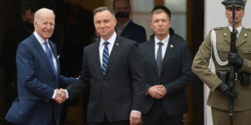 epa09850750 Polish President Andrzej Duda (2-L) and US President Joe Biden (L) during an official welcome ceremony at the Presidential Palace in Warsaw, Poland, 26 March 2022. US President Biden arrived in Poland for a two-days visit during which he is scheduled to hold talks with his Polish counterpart and make an address at the Royal Castle in Warsaw. Biden is coming to Poland straight from Brussels, where he attended an extraordinary Nato summit, a European Council meeting and a G7 summit on 24 March.  EPA-EFE/Marcin Obara POLAND OUT