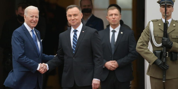 epa09850750 Polish President Andrzej Duda (2-L) and US President Joe Biden (L) during an official welcome ceremony at the Presidential Palace in Warsaw, Poland, 26 March 2022. US President Biden arrived in Poland for a two-days visit during which he is scheduled to hold talks with his Polish counterpart and make an address at the Royal Castle in Warsaw. Biden is coming to Poland straight from Brussels, where he attended an extraordinary Nato summit, a European Council meeting and a G7 summit on 24 March.  EPA-EFE/Marcin Obara POLAND OUT