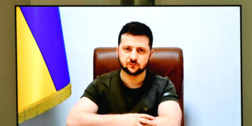 epa09861407 Ukrainian President Volodymyr Zelensky (on screen) addresses Australian members of Parliament in the House of Representatives via video-link at Parliament House in Canberra, Australian Capital Territory, Australia, 31 March 2022.  EPA-EFE/MICK TSIKAS AUSTRALIA AND NEW ZEALAND OUT