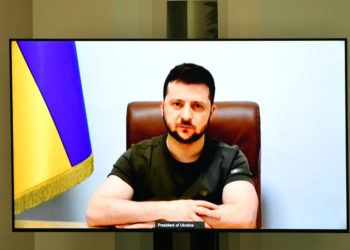 epa09861407 Ukrainian President Volodymyr Zelensky (on screen) addresses Australian members of Parliament in the House of Representatives via video-link at Parliament House in Canberra, Australian Capital Territory, Australia, 31 March 2022.  EPA-EFE/MICK TSIKAS AUSTRALIA AND NEW ZEALAND OUT