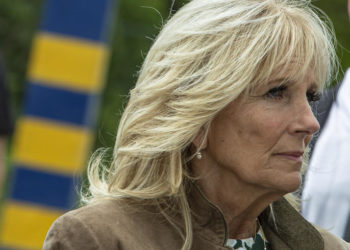 epa09933496 US First Lady Jill Biden visits the Slovak-Ukraine border crossing in Vysne Nemecke, Slovakia, 08 May 2022. Jill Biden is currently on a tour of the region to meet with displaced Ukrainians, NGO workers and volunteers.  EPA-EFE/MARTIN DIVISEK