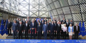 epa10029628 Dignitaries line up for a family photo following an EU-Western Balkans leaders' meeting in Brussels, Belgium, 23 June 2022. The progress on EU integration and the challenges which the Western Balkans countries face in connection to the Russian invasion of Ukraine are topping the agenda when EU and Western Balkan leaders meet prior a European Council meeting.  EPA-EFE/STEPHANIE LECOCQ