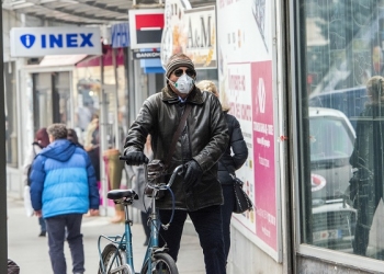 A man wear a mask  while rides a bicycle through a street in Skopje on December 4, 2018.
The World Health Organization listed Skopje as “the most polluted capital in Europe”. / AFP / Robert ATANASOVSKI