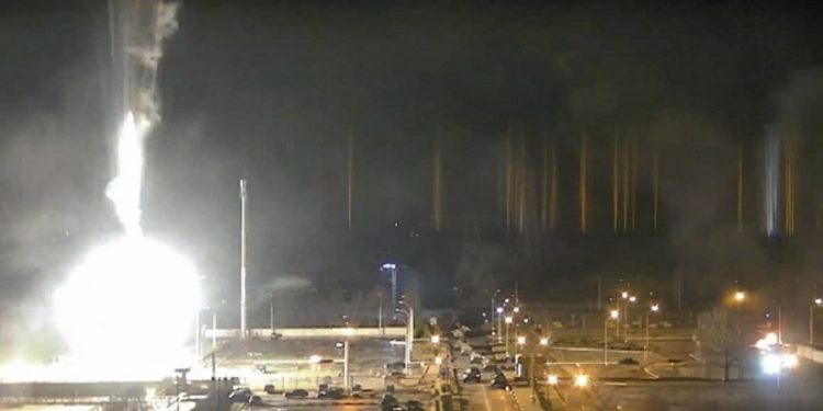 Руските ракетни и артилериски напади врз нуклеарната централа во Запорожје, Украина, предизвикаа пожар ноќта меѓу 3 и 4 март 2022.
