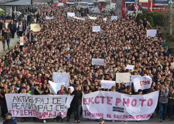 ЖЕСТОКО И КРАТКО Протестите кон крајот на 2014 година беа масовни и го „пробија мразот“, но траеше кратко, со одложување на носење на само еден закон